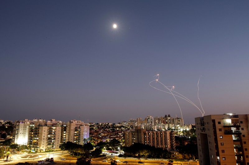 Sistem anti-rudal Iron Dome menembakkan rudal pencegat saat roket diluncurkan dari Jalur Gaza menuju Israel, di langit dekat perbatasan Israel-Gaza Sistem anti-rudal Iron Dome menembakkan rudal pencegat saat roket diluncurkan dari Jalur Gaza menuju Israel, di langit dekat perbatasan Israel-Gaza, Minggu (7/8/2022). (REUTERS/Amir Cohen)