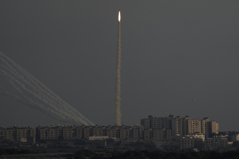 Sistem anti-rudal Iron Dome menembakkan rudal pencegat saat roket diluncurkan dari Jalur Gaza menuju Israel, di langit dekat perbatasan Israel-Gaza Sistem anti-rudal Iron Dome menembakkan rudal pencegat saat roket diluncurkan dari Jalur Gaza menuju Israel, di langit dekat perbatasan Israel-Gaza, Minggu (7/8/2022). (REUTERS/Amir Cohen)
