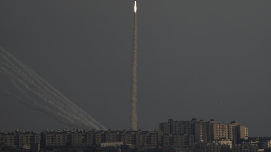 Sistem anti-rudal Iron Dome menembakkan rudal pencegat saat roket diluncurkan dari Jalur Gaza menuju Israel, di langit dekat perbatasan Israel-Gaza, Minggu (7/8/2022). (REUTERS/Amir Cohen)