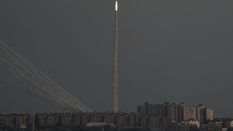 Sistem anti-rudal Iron Dome menembakkan rudal pencegat saat roket diluncurkan dari Jalur Gaza menuju Israel, di langit dekat perbatasan Israel-Gaza, Minggu (7/8/2022). (REUTERS/Amir Cohen)