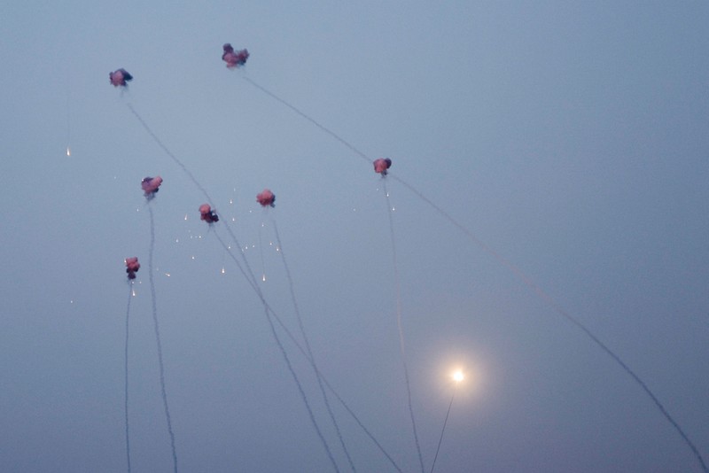 Sistem anti-rudal Iron Dome menembakkan rudal pencegat saat roket diluncurkan dari Jalur Gaza menuju Israel, di langit dekat perbatasan Israel-Gaza Sistem anti-rudal Iron Dome menembakkan rudal pencegat saat roket diluncurkan dari Jalur Gaza menuju Israel, di langit dekat perbatasan Israel-Gaza, Minggu (7/8/2022). (REUTERS/Amir Cohen)