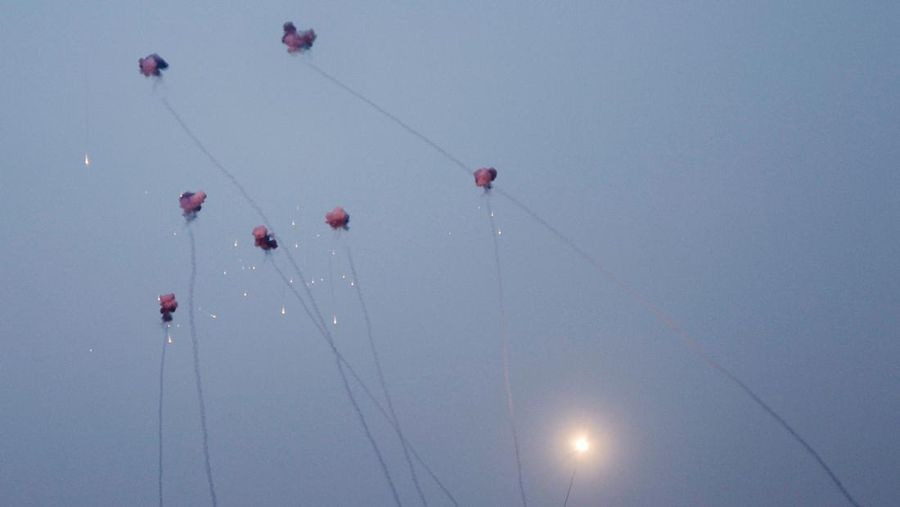 Sistem anti-rudal Iron Dome menembakkan rudal pencegat saat roket diluncurkan dari Jalur Gaza menuju Israel, di langit dekat perbatasan Israel-Gaza, Minggu (7/8/2022). (REUTERS/Amir Cohen)