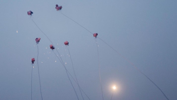 Rudal pencegat ditembakkan oleh sistem anti-rudal Iron Dome saat roket diluncurkan oleh militan Palestina ke Israel, di atas langit di Gaza, Minggu (7/8/2022). (REUTERS/Mohammed Salem)