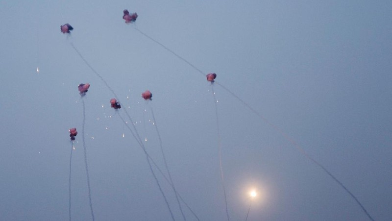 Sistem anti-rudal Iron Dome menembakkan rudal pencegat saat roket diluncurkan dari Jalur Gaza menuju Israel, di langit dekat perbatasan Israel-Gaza, Minggu (7/8/2022). (REUTERS/Amir Cohen)