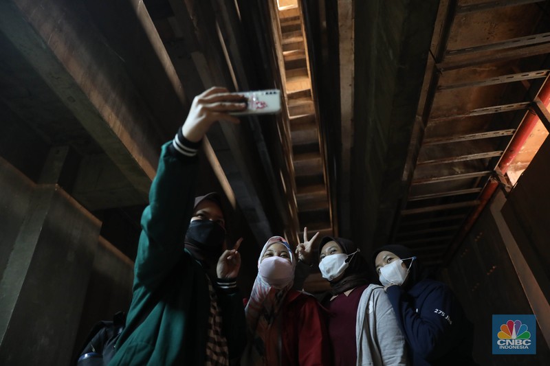 Rusun lokasi syuting film pengabdi Setan2: Communion di Kawasan, Bekasi, Jawa Barat Suasana bangunan rusun yang menjadi lokasi syuting film pengabdi Setan2: Communion di Kawasan, Bekasi, Jawa Barat, Senin, (8/8/2022). Bangunan terbengkalai 15 lantai itu merupakan program 1.000 tower yang digagas Kementerian Perumahan Rakyat (Kemenpera) atau saat ini digabung menjadi Kementerian PUPR dan sudah terbengkalai selama 15 tahun. (CNBC Indonesia/ Muhammad Sabki)