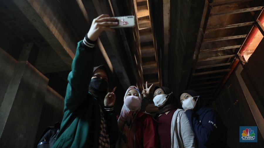 Suasana bangunan rusun yang menjadi lokasi syuting film pengabdi Setan2: Communion di Kawasan, Bekasi, Jawa Barat, Senin, (8/8/2022). Bangunan terbengkalai 15 lantai itu merupakan program 1.000 tower yang digagas Kementerian Perumahan Rakyat (Kemenpera) atau saat ini digabung menjadi Kementerian PUPR dan sudah terbengkalai selama 15 tahun. (CNBC Indonesia/ Muhammad Sabki)