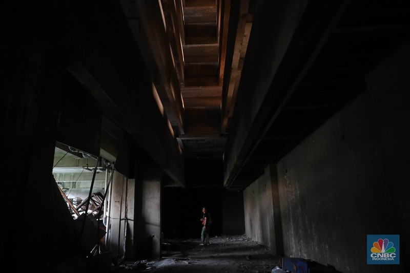 Suasana bangunan rusun yang menjadi lokasi syuting film pengabdi Setan2: Communion di Kawasan, Bekasi, Jawa Barat, Senin, (8/8/2022). Bangunan terbengkalai 15 lantai itu merupakan program 1.000 tower yang digagas Kementerian Perumahan Rakyat (Kemenpera) atau saat ini digabung menjadi Kementerian PUPR dan sudah terbengkalai selama 15 tahun. (CNBC Indonesia/ Muhammad Sabki)