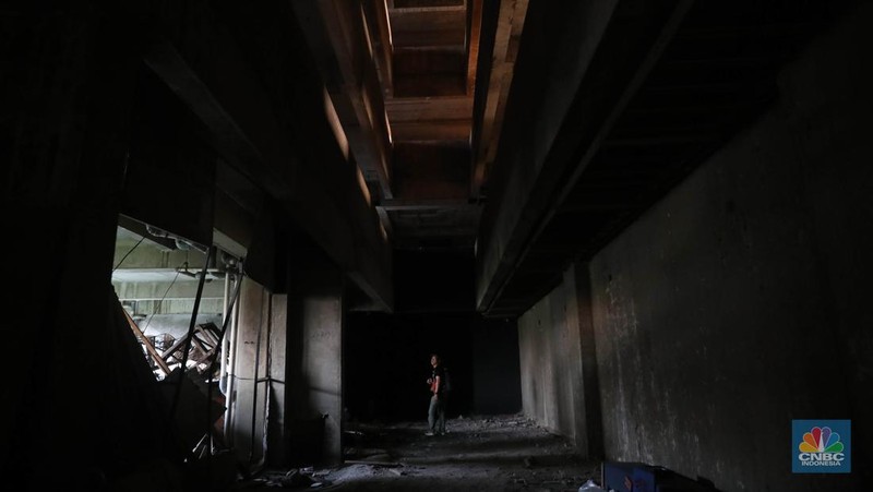 Suasana bangunan rusun yang menjadi lokasi syuting film pengabdi Setan2: Communion di Kawasan, Bekasi, Jawa Barat, Senin, (8/8/2022). Bangunan terbengkalai 15 lantai itu merupakan program 1.000 tower yang digagas Kementerian Perumahan Rakyat (Kemenpera) atau saat ini digabung menjadi Kementerian PUPR dan sudah terbengkalai selama 15 tahun. (CNBC Indonesia/ Muhammad Sabki)