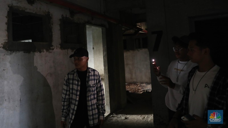 Rusun lokasi syuting film pengabdi Setan2: Communion di Kawasan, Bekasi, Jawa Barat Suasana bangunan rusun yang menjadi lokasi syuting film pengabdi Setan2: Communion di Kawasan, Bekasi, Jawa Barat, Senin, (8/8/2022). Bangunan terbengkalai 15 lantai itu merupakan program 1.000 tower yang digagas Kementerian Perumahan Rakyat (Kemenpera) atau saat ini digabung menjadi Kementerian PUPR dan sudah terbengkalai selama 15 tahun. (CNBC Indonesia/ Muhammad Sabki)