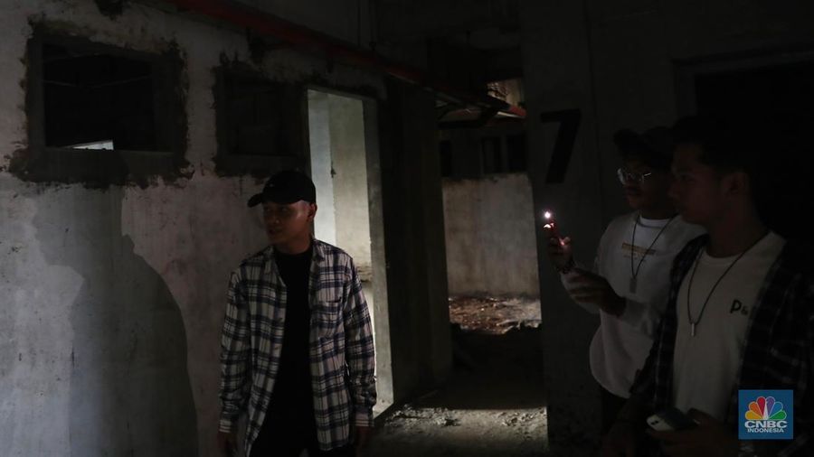 Suasana bangunan rusun yang menjadi lokasi syuting film pengabdi Setan2: Communion di Kawasan, Bekasi, Jawa Barat, Senin, (8/8/2022). Bangunan terbengkalai 15 lantai itu merupakan program 1.000 tower yang digagas Kementerian Perumahan Rakyat (Kemenpera) atau saat ini digabung menjadi Kementerian PUPR dan sudah terbengkalai selama 15 tahun. (CNBC Indonesia/ Muhammad Sabki)