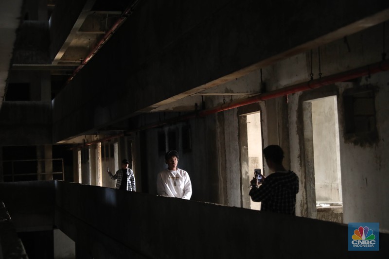 Suasana bangunan rusun yang menjadi lokasi syuting film pengabdi Setan2: Communion di Kawasan, Bekasi, Jawa Barat, Senin, (8/8/2022). Bangunan terbengkalai 15 lantai itu merupakan program 1.000 tower yang digagas Kementerian Perumahan Rakyat (Kemenpera) atau saat ini digabung menjadi Kementerian PUPR dan sudah terbengkalai selama 15 tahun. (CNBC Indonesia/ Muhammad Sabki)