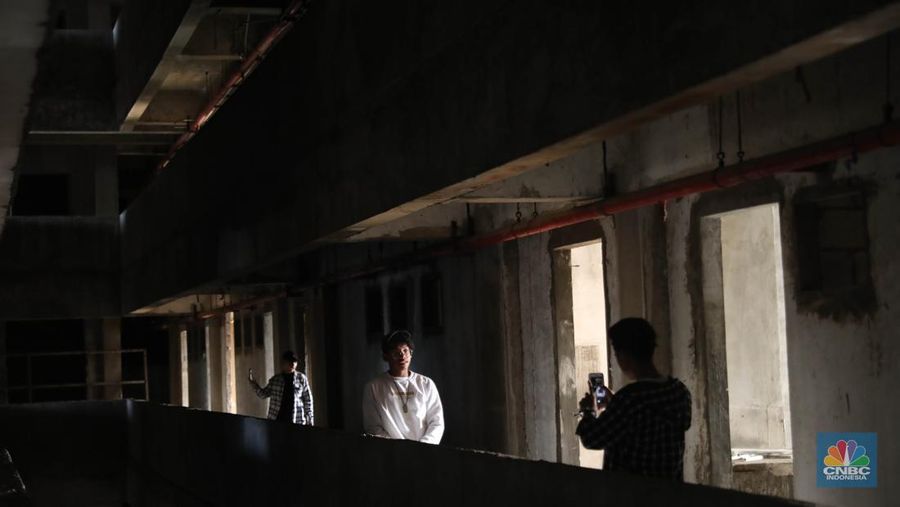 Suasana bangunan rusun yang menjadi lokasi syuting film pengabdi Setan2: Communion di Kawasan, Bekasi, Jawa Barat, Senin, (8/8/2022). Bangunan terbengkalai 15 lantai itu merupakan program 1.000 tower yang digagas Kementerian Perumahan Rakyat (Kemenpera) atau saat ini digabung menjadi Kementerian PUPR dan sudah terbengkalai selama 15 tahun. (CNBC Indonesia/ Muhammad Sabki)