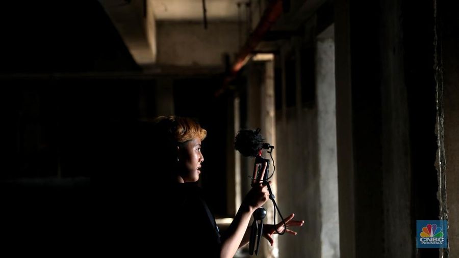 Suasana bangunan rusun yang menjadi lokasi syuting film pengabdi Setan2: Communion di Kawasan, Bekasi, Jawa Barat, Senin, (8/8/2022). Bangunan terbengkalai 15 lantai itu merupakan program 1.000 tower yang digagas Kementerian Perumahan Rakyat (Kemenpera) atau saat ini digabung menjadi Kementerian PUPR dan sudah terbengkalai selama 15 tahun. (CNBC Indonesia/ Muhammad Sabki)