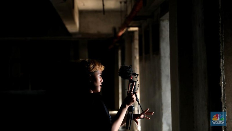 Suasana bangunan rusun yang menjadi lokasi syuting film pengabdi Setan2: Communion di Kawasan, Bekasi, Jawa Barat, Senin, (8/8/2022). Bangunan terbengkalai 15 lantai itu merupakan program 1.000 tower yang digagas Kementerian Perumahan Rakyat (Kemenpera) atau saat ini digabung menjadi Kementerian PUPR dan sudah terbengkalai selama 15 tahun. (CNBC Indonesia/ Muhammad Sabki)