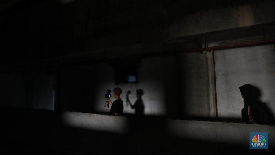 Suasana bangunan rusun yang menjadi lokasi syuting film pengabdi Setan2: Communion di Kawasan, Bekasi, Jawa Barat, Senin, (8/8/2022). Bangunan terbengkalai 15 lantai itu merupakan program 1.000 tower yang digagas Kementerian Perumahan Rakyat (Kemenpera) atau saat ini digabung menjadi Kementerian PUPR dan sudah terbengkalai selama 15 tahun. (CNBC Indonesia/ Muhammad Sabki)
