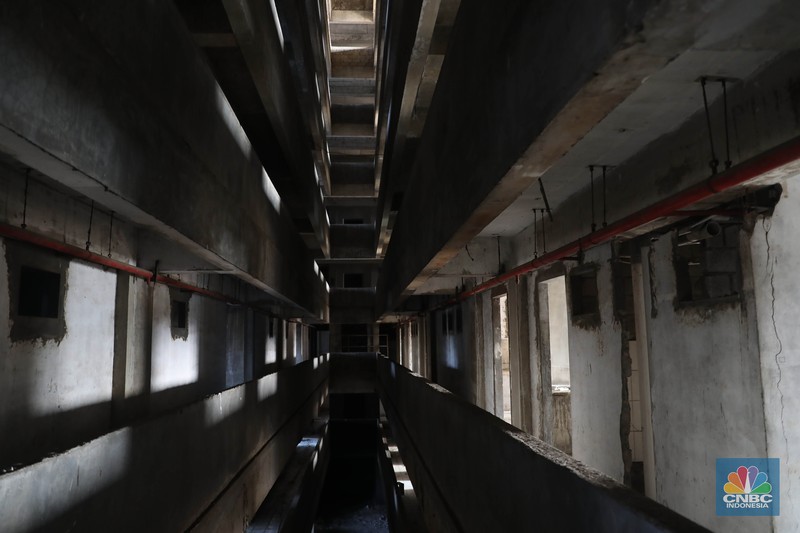 Suasana bangunan rusun yang menjadi lokasi syuting film pengabdi Setan2: Communion di Kawasan, Bekasi, Jawa Barat, Senin, (8/8/2022). Bangunan terbengkalai 15 lantai itu merupakan program 1.000 tower yang digagas Kementerian Perumahan Rakyat (Kemenpera) atau saat ini digabung menjadi Kementerian PUPR dan sudah terbengkalai selama 15 tahun. (CNBC Indonesia/ Muhammad Sabki)