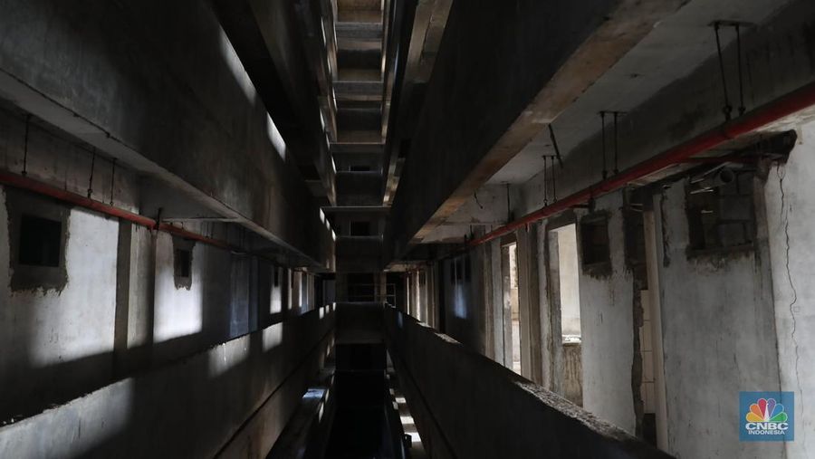 Suasana bangunan rusun yang menjadi lokasi syuting film pengabdi Setan2: Communion di Kawasan, Bekasi, Jawa Barat, Senin, (8/8/2022). Bangunan terbengkalai 15 lantai itu merupakan program 1.000 tower yang digagas Kementerian Perumahan Rakyat (Kemenpera) atau saat ini digabung menjadi Kementerian PUPR dan sudah terbengkalai selama 15 tahun. (CNBC Indonesia/ Muhammad Sabki)
