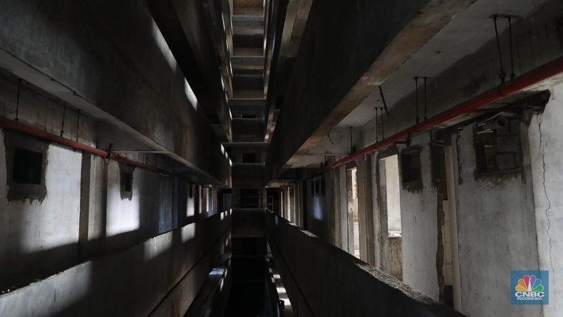 Suasana bangunan rusun yang menjadi lokasi syuting film pengabdi Setan2: Communion di Kawasan, Bekasi, Jawa Barat, Senin, (8/8/2022). Bangunan terbengkalai 15 lantai itu merupakan program 1.000 tower yang digagas Kementerian Perumahan Rakyat (Kemenpera) atau saat ini digabung menjadi Kementerian PUPR dan sudah terbengkalai selama 15 tahun. (CNBC Indonesia/ Muhammad Sabki)