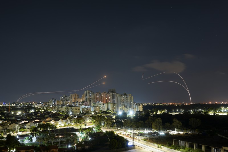 Sistem anti-rudal Iron Dome menembakkan rudal pencegat saat roket diluncurkan dari Jalur Gaza menuju Israel, di langit dekat perbatasan Israel-Gaza, Minggu (7/8/2022). (REUTERS/Amir Cohen)