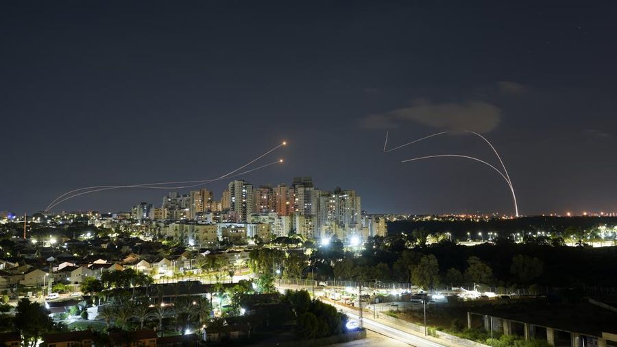 Sistem anti-rudal Iron Dome menembakkan rudal pencegat saat roket diluncurkan dari Jalur Gaza menuju Israel, di langit dekat perbatasan Israel-Gaza, Minggu (7/8/2022). (REUTERS/Amir Cohen)