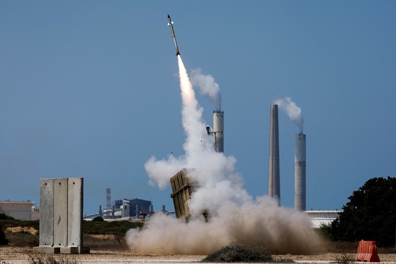 Sistem anti-rudal Iron Dome menembakkan rudal pencegat saat roket diluncurkan dari Jalur Gaza menuju Israel, di langit dekat perbatasan Israel-Gaza Sistem anti-rudal Iron Dome menembakkan rudal pencegat saat roket diluncurkan dari Jalur Gaza menuju Israel, di langit dekat perbatasan Israel-Gaza, Minggu (7/8/2022). (REUTERS/Amir Cohen)