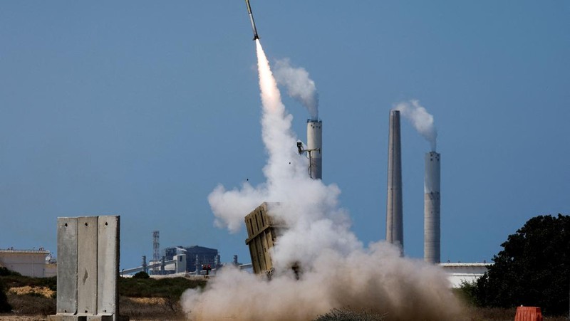 Sistem anti-rudal Iron Dome menembakkan rudal pencegat saat roket diluncurkan dari Jalur Gaza menuju Israel, di langit dekat perbatasan Israel-Gaza, Minggu (7/8/2022). (REUTERS/Amir Cohen)