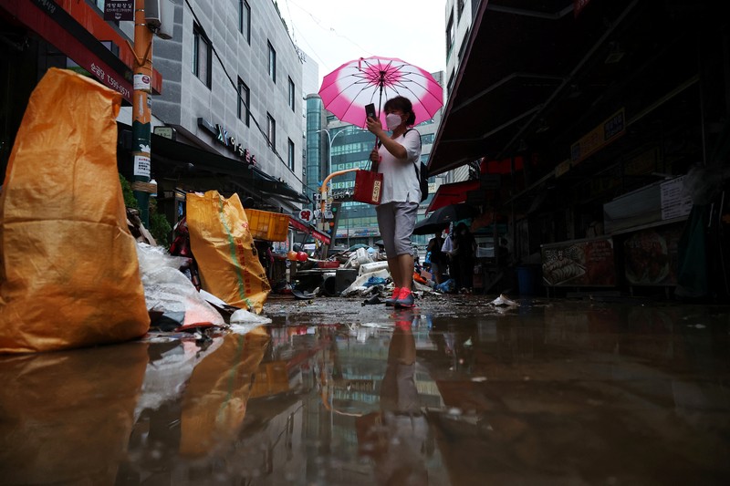 Banjir di Seoul Korea Selatan Mobil terendam banjir saat hujan deras di distrik Gangnam, Seoul, Korea Selatan, Senin (8/8/2022). (Photo by YONHAP / AFP)