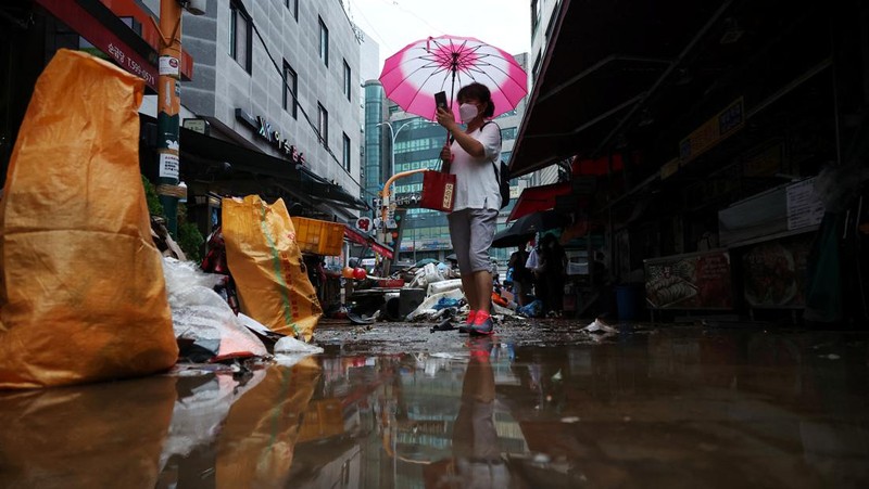 Mobil terendam banjir saat hujan deras di distrik Gangnam, Seoul, Korea Selatan, Senin (8/8/2022). (Photo by YONHAP / AFP)