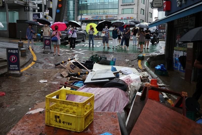 Banjir di Seoul Korea Selatan Mobil terendam banjir saat hujan deras di distrik Gangnam, Seoul, Korea Selatan, Senin (8/8/2022). (Photo by YONHAP / AFP)