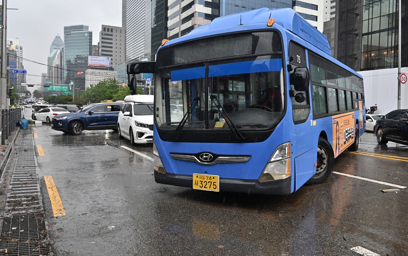 Banjir di Seoul Korea Selatan Mobil terendam banjir saat hujan deras di distrik Gangnam, Seoul, Korea Selatan, Senin (8/8/2022). (Photo by YONHAP / AFP)