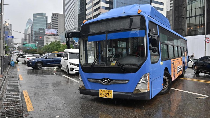 Mobil terendam banjir saat hujan deras di distrik Gangnam, Seoul, Korea Selatan, Senin (8/8/2022). (Photo by YONHAP / AFP)