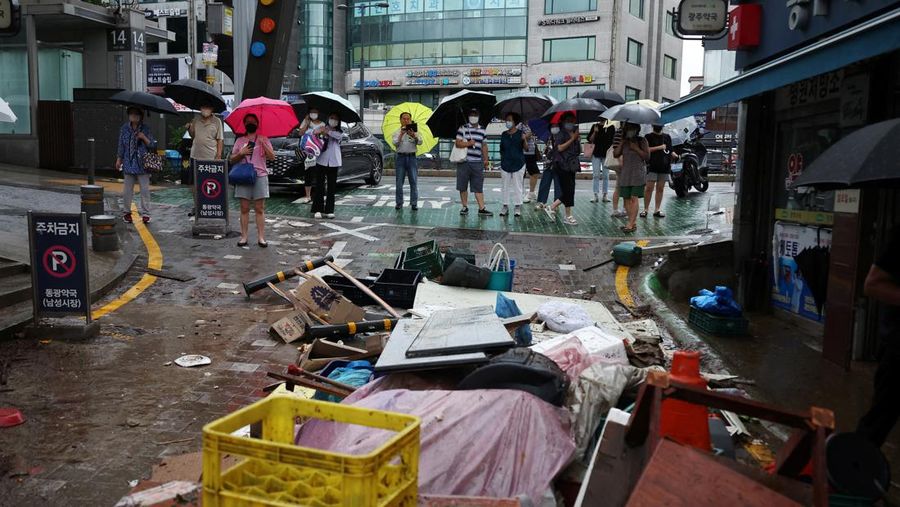 Mobil terendam banjir saat hujan deras di distrik Gangnam, Seoul, Korea Selatan, Senin (8/8/2022). (Photo by YONHAP / AFP)