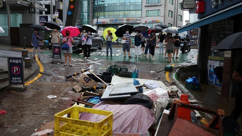 Mobil terendam banjir saat hujan deras di distrik Gangnam, Seoul, Korea Selatan, Senin (8/8/2022). (Photo by YONHAP / AFP)