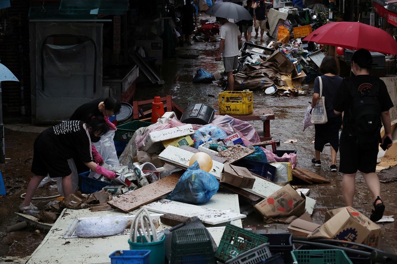 Banjir di Seoul Korea Selatan Mobil terendam banjir saat hujan deras di distrik Gangnam, Seoul, Korea Selatan, Senin (8/8/2022). (Photo by YONHAP / AFP)