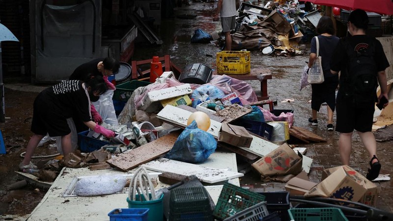 Mobil terendam banjir saat hujan deras di distrik Gangnam, Seoul, Korea Selatan, Senin (8/8/2022). (Photo by YONHAP / AFP)