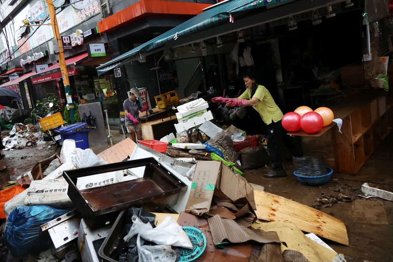 Banjir di Seoul Korea Selatan Mobil terendam banjir saat hujan deras di distrik Gangnam, Seoul, Korea Selatan, Senin (8/8/2022). (Photo by YONHAP / AFP)