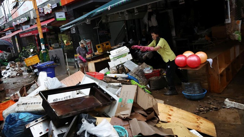 Mobil terendam banjir saat hujan deras di distrik Gangnam, Seoul, Korea Selatan, Senin (8/8/2022). (Photo by YONHAP / AFP)