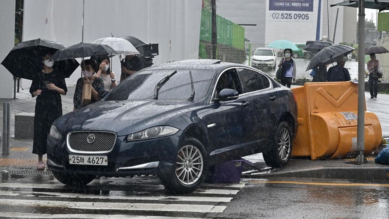 Mobil terendam banjir saat hujan deras di distrik Gangnam, Seoul, Korea Selatan, Senin (8/8/2022). (Photo by YONHAP / AFP)