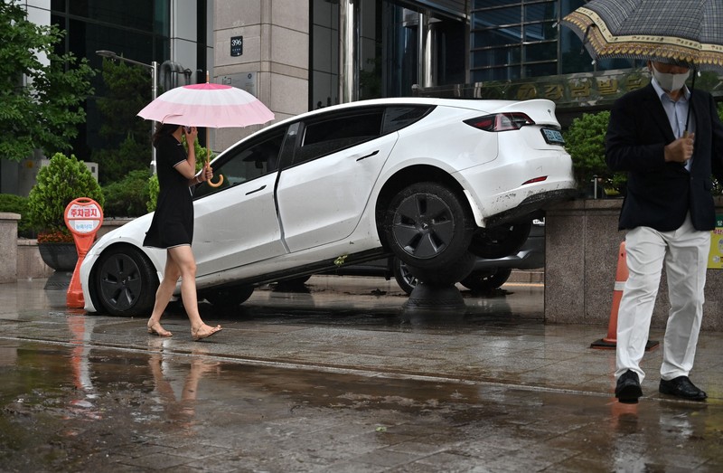 Banjir di Seoul Korea Selatan Mobil terendam banjir saat hujan deras di distrik Gangnam, Seoul, Korea Selatan, Senin (8/8/2022). (Photo by YONHAP / AFP)