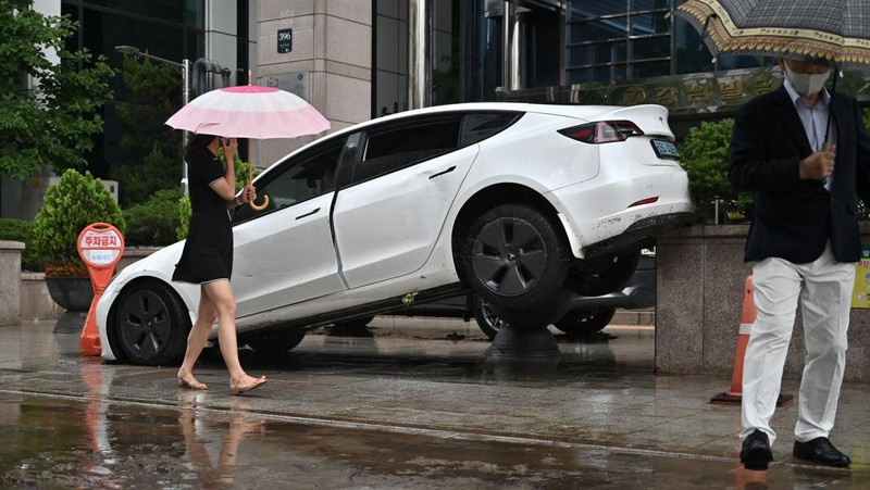 Mobil terendam banjir saat hujan deras di distrik Gangnam, Seoul, Korea Selatan, Senin (8/8/2022). (Photo by YONHAP / AFP)