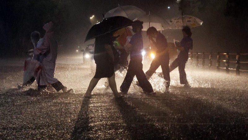 Mobil terendam banjir saat hujan deras di distrik Gangnam, Seoul, Korea Selatan, Senin (8/8/2022). (Photo by YONHAP / AFP)