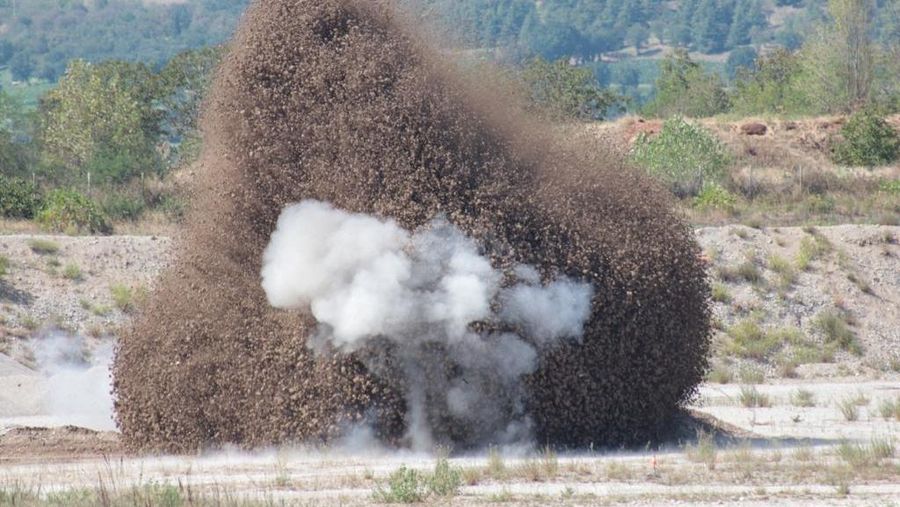 Anggota tentara Italis mengeluarkan bom Perang Dunia Kedua yang ditemukan di Sungai Po yang mengering di Borgo Virgilio, Italia, Minggu (7/8/2022). (REUTERS/Flavio Lo Scalzo)