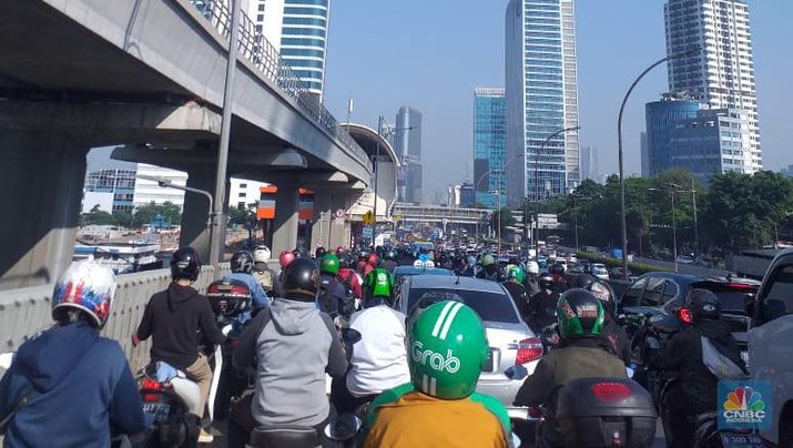 Senin, 8 Agustus 2022. Kemacetan di sepanjang ruas jalan tol dan nontol dari Cawang menuju Mampang, Jakarta