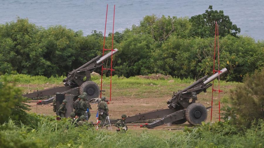 Tentara menembakkan howitzer 155mm selama latihan militer tahunan di daerah Pingtung, Taiwan selatan, Selasa (9/8/2022). (REUTERS/Ann Wang)