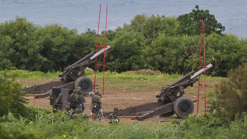 Tentara menembakkan howitzer 155mm selama latihan militer tahunan di daerah Pingtung, Taiwan selatan, Selasa (9/8/2022). (REUTERS/Ann Wang)