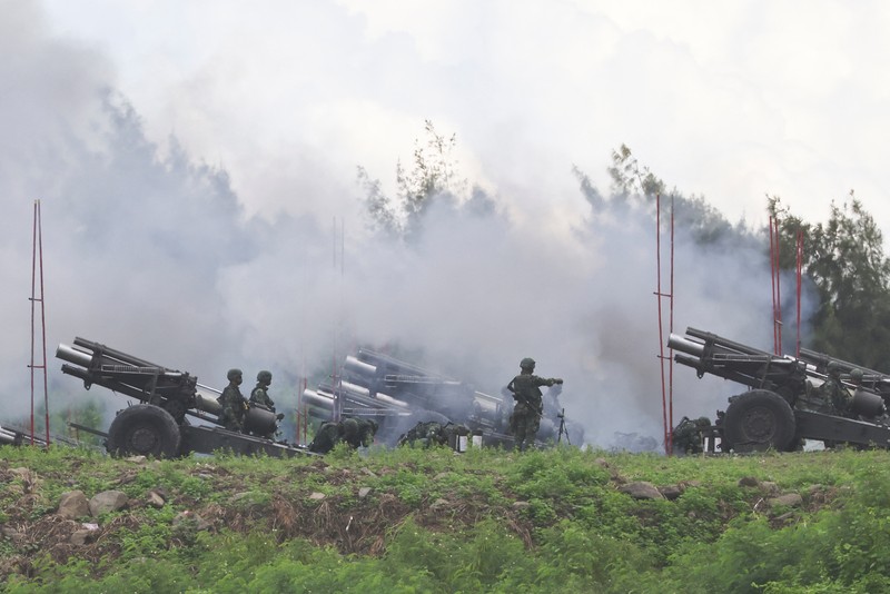 Latihan militer Taiwan menembakkan howitzer 155mm Tentara menembakkan howitzer 155mm selama latihan militer tahunan di daerah Pingtung, Taiwan selatan, Selasa (9/8/2022). (REUTERS/Ann Wang)
