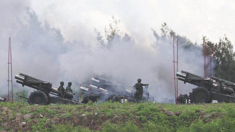 Tentara menembakkan howitzer 155mm selama latihan militer tahunan di daerah Pingtung, Taiwan selatan, Selasa (9/8/2022). (REUTERS/Ann Wang)