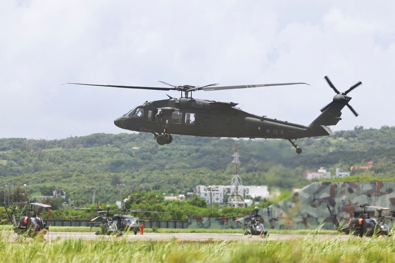 Latihan militer Taiwan menembakkan howitzer 155mm Tentara menembakkan howitzer 155mm selama latihan militer tahunan di daerah Pingtung, Taiwan selatan, Selasa (9/8/2022). (REUTERS/Ann Wang)