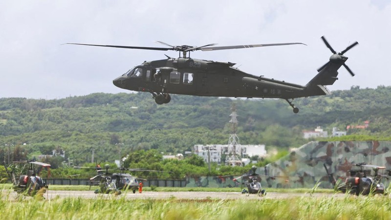 Tentara menembakkan howitzer 155mm selama latihan militer tahunan di daerah Pingtung, Taiwan selatan, Selasa (9/8/2022). (REUTERS/Ann Wang)