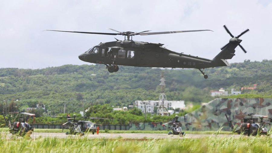 Helikopter Black Hawk UH-60 bersiap untuk mendarat selama latihan militer di bandara Hengchun di daerah Pingtung, TTaiwan selatan, Selasa (9/8/2022). (REUTERS/Ann Wang)